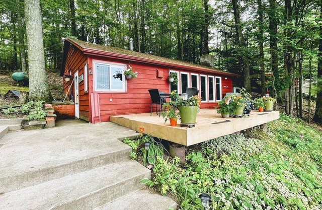 The Bird's Nest Cottage on High Lake TC MI Sleeps 8