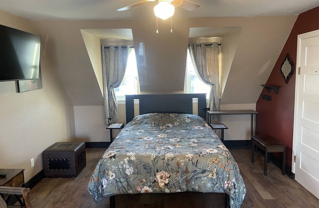 The Birdhouse. Studio apartment. Pets welcome, close to downtown and airport.