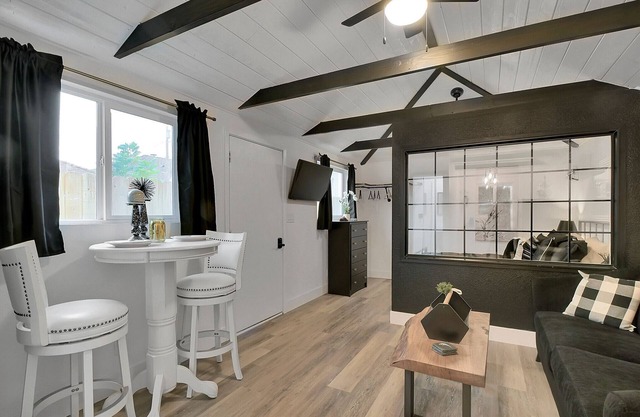 Le Bungalow noir et blanc est un studio moderne et rustique fraîchement rénové.