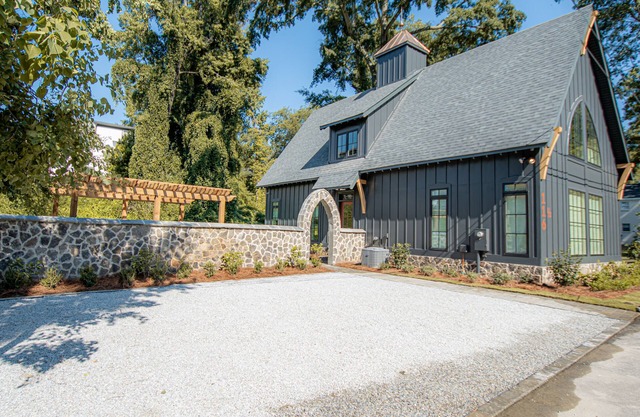 The Black Barn, Maison neuve 3 chambres / 3 chambres à coucher! Distance de marche facile à tout!