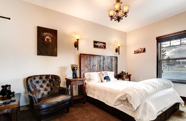“The Black Bear Bunk” - Sisters Bunkhouse DOWNTOWN