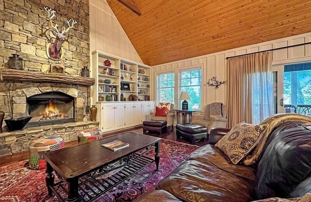 * NOUVEAU * Belle maison sur mesure à seulement 3,8 milles du centre-ville de Highlands