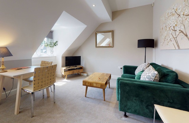 Stylish one bedroom Oxford apartment near city centre The Bladon Suite