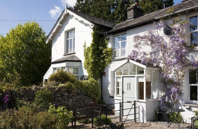 THE BLITHE HARE, pet friendly, with open fire in Troutbeck Bridge
