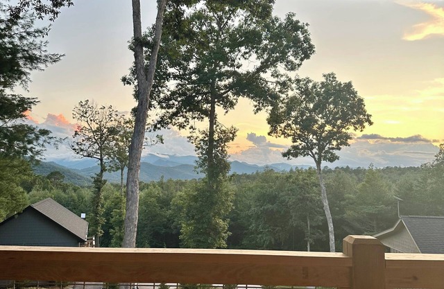 The Blue Door/Beautiful Mountain and Stunning Sunset Views