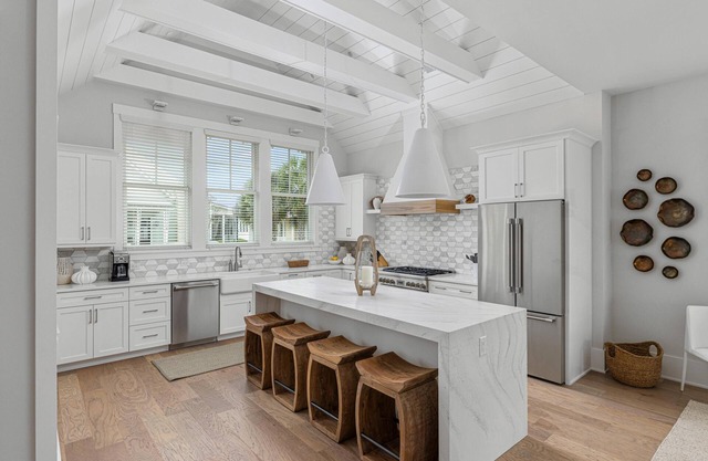 The Blue Heron - A Beautiful 4 BD Moreland Cottage