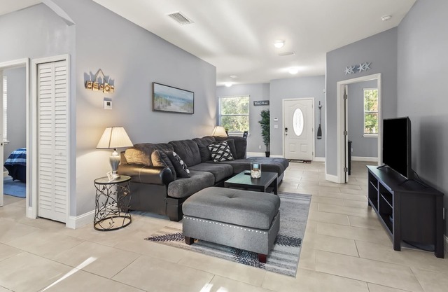 The Blue Marlin House-4BR/2BATH-Arcade-Fast Wifi