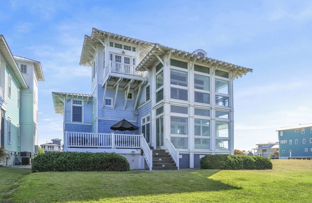 The Blue Pearl - luxurious beachfront living with community pool!
