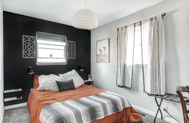 The Blue Villa !Amenities! Pet Friendly + Fence