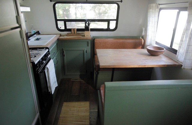 The Bluebird, a serene 1-bedroom tiny home camper w/WiFi, AC in Chapel Hill