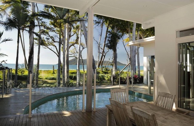 Le Boat House - Absolute Beachfront Paradise