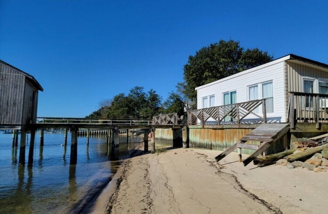 The Boat House on the Bay - On the water; Pet Friendly; WiFi