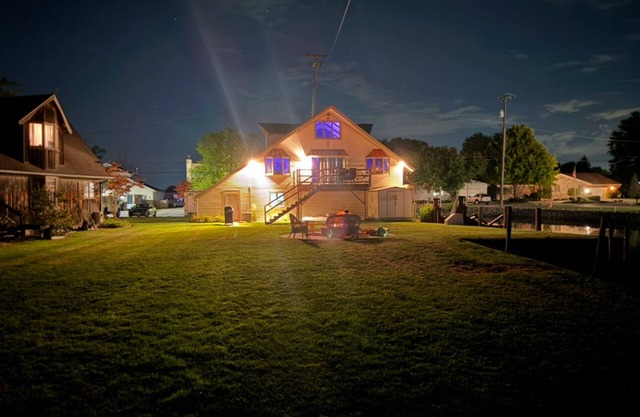The Boat House Where the swimming, fires,and BEAUTIFUL weather are here to enjoy