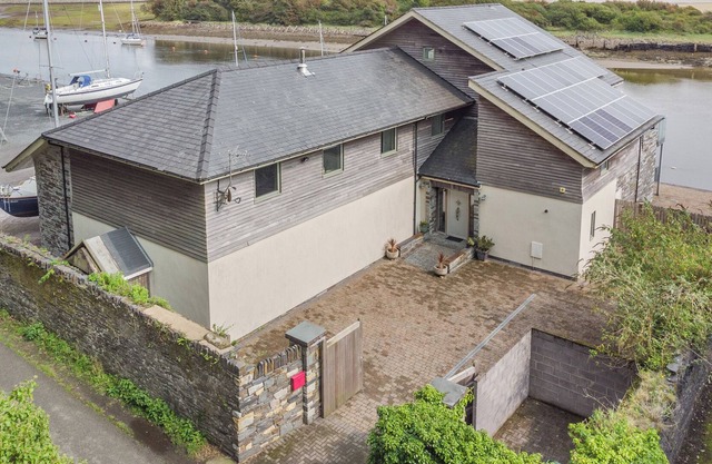 THE BOATHOUSE, pet friendly, character holiday cottage in Porthmadog