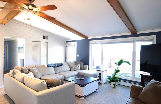 The Boathouse 4 Bed 2 1/2 Bath Lake Home