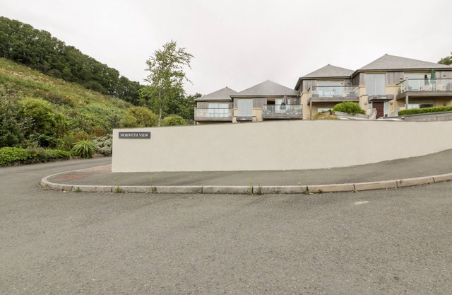 THE BOLT HOLE, pet friendly, luxury holiday cottage in Downderry