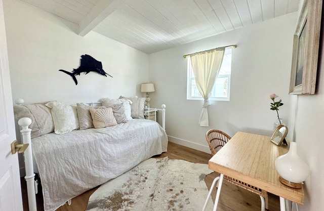 The Bonita Bitty Cottage -2 bed/1 bath waterfront cottage a mile from the beach!