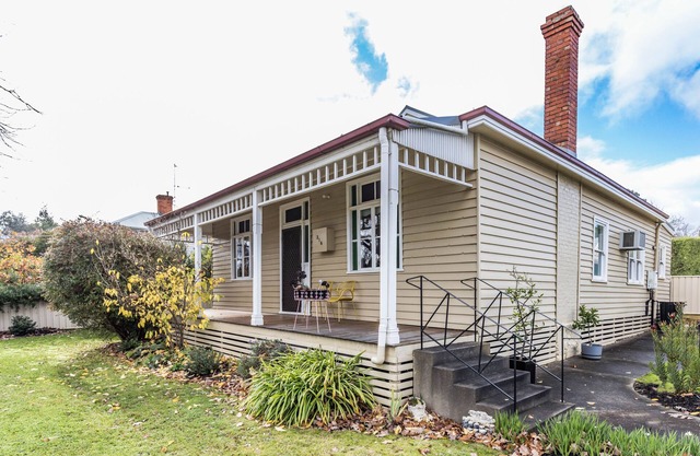 The Botanist's Retreat-Large 3 b/rm. Central Castlemaine.Near The Mill & Gardens