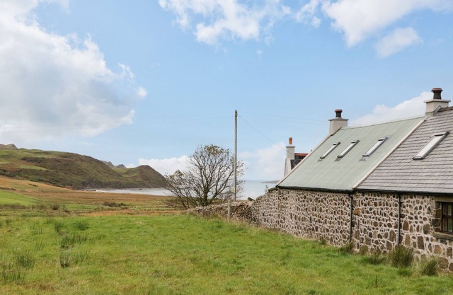 THE BOTHY, pet friendly, character holiday cottage in Staffin