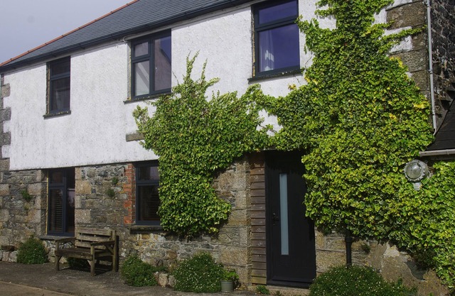 THE BOWER, pet friendly, with a garden in St Keverne
