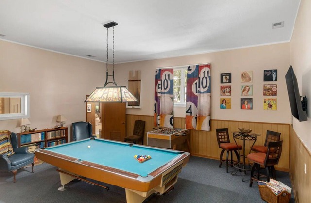 The Brady Bunch House: 6 Bedrooms / 4 Bathrooms / Game Room and Screened Porch!
