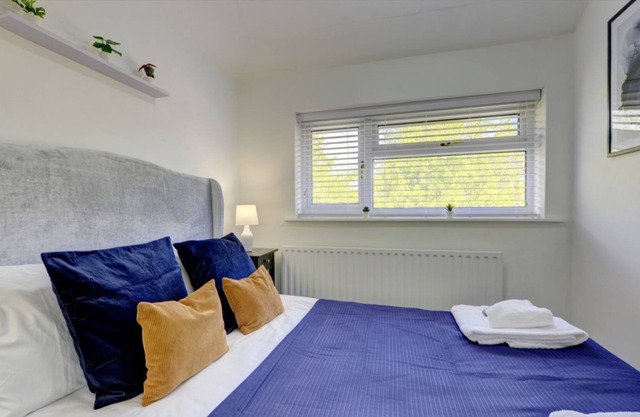 The Braybrooke House | A Calm & Executive 3BR House w/ Parking, Garden & Wifi | eco-Short Term Let by SILVA