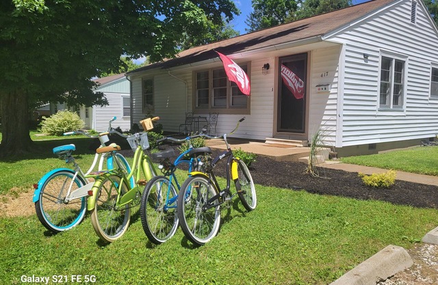 The Bread & Butter-Near IU-2 Kings-1 Qu.-7 Parking Spaces and Bicycles!