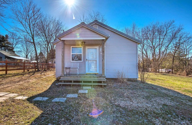 'The Brewer Guesthouse' Tiny Home w/ Patio & Yard!