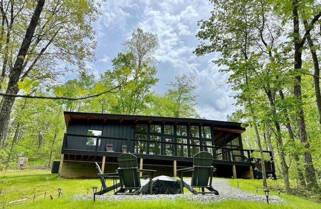 The Briar House-brand new modern, luxurious, romantic cabin w/ hot tub & trails!