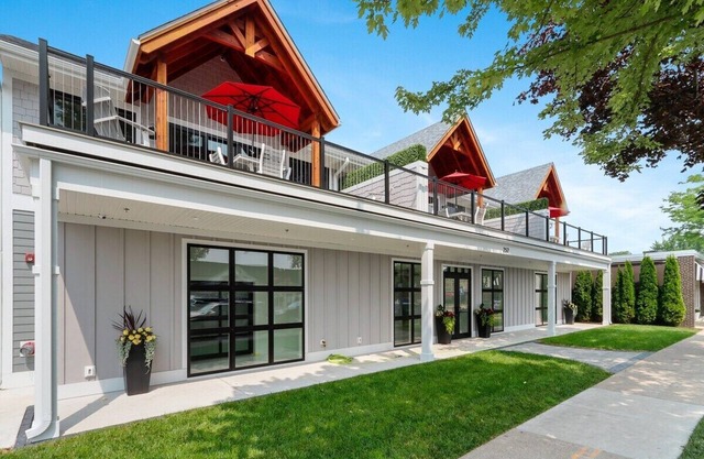 The Brick and Mortar Collection| Upscale Group Getaway |Walk-Out Balcony in Each Loft |Downtown