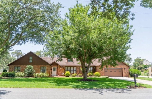 The Brickstone Home- Large backyard, games, 5 minutes from Brownwood!