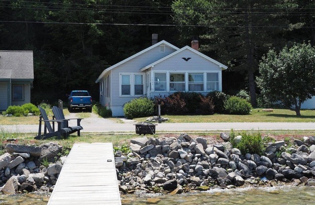 The Bright and Breezy - Lakefront with Spa!