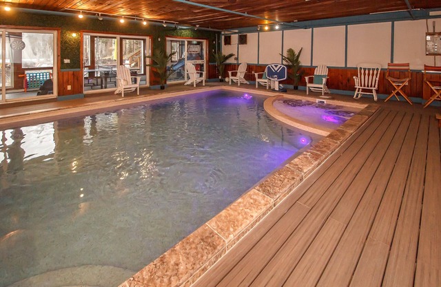 * Réductions en milieu de semaine * Piscine intérieure. Jacuzzi. Salles de jeux. Tennis. Cuisine gastronomique.