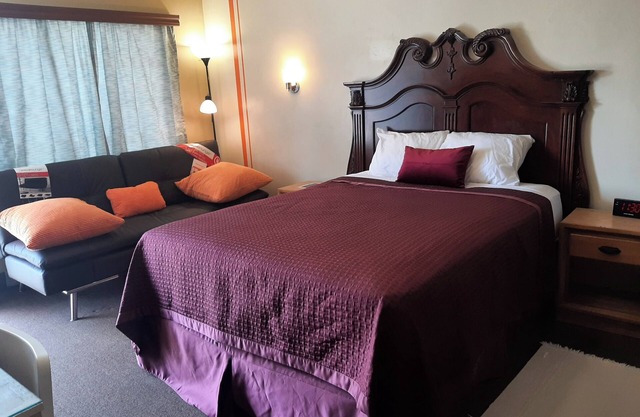 THE BROWN ROOM--Charming & Quiet THEMED Retro-Motel on Historic Route