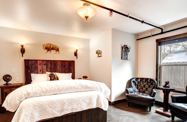“The Buffalo Bungalow” - Sisters Bunkhouse DOWNTOWN