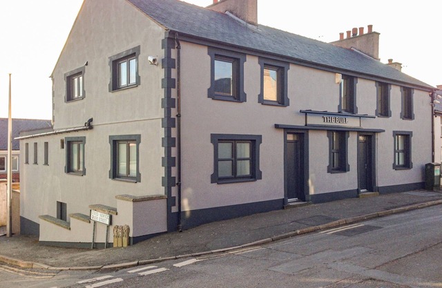 THE BULL INN, pet friendly, character holiday cottage in Deiniolen