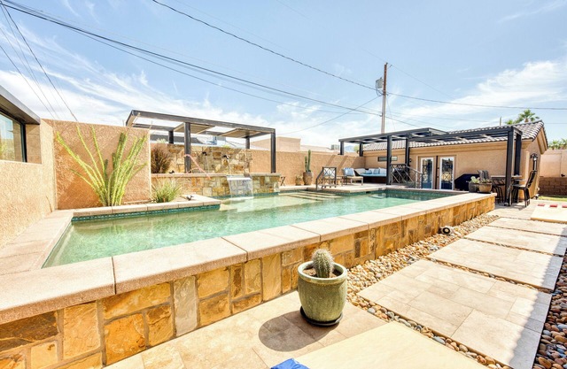The Bullpen: Spacious Retreat, Sleeps 21! Pool-Spa-Casita-Ample Parking