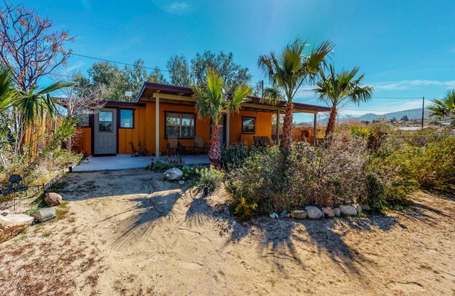 Le bungalow au centre-ville de Joshua Tree - Un bungalow rénové du milieu du siècle