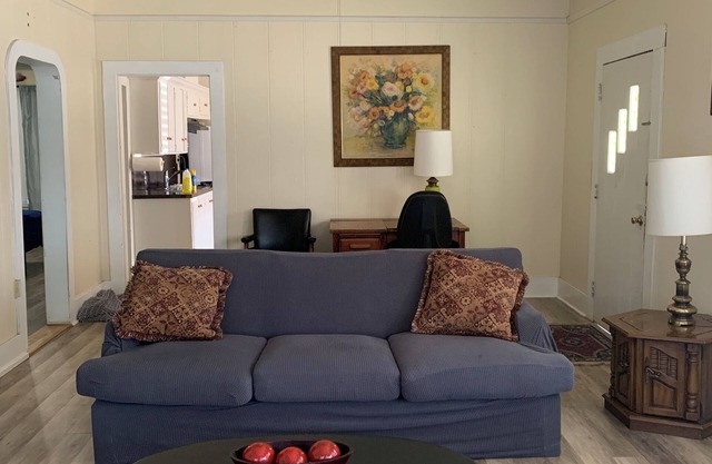 The Burnside House. Charming Bungalow in the center of Gonzales