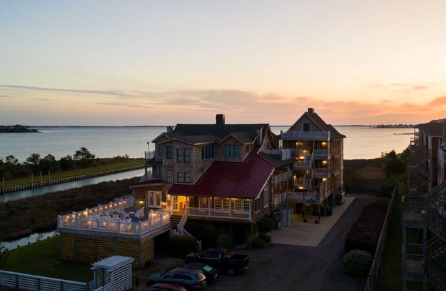 The Burrus House Inn Waterfront Suites