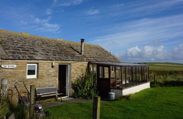 The Byre, Orkney Island Self Catering Holiday Cottage, Pets Welcome, Sea Views