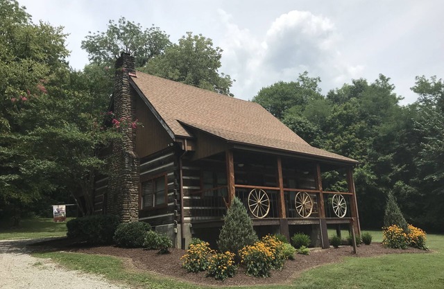 La cabane à Flat Rock Farms - splendeur rustique dans une belle ferme équestre fermée