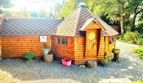 The Cabin & hot tub at Ashleigh House