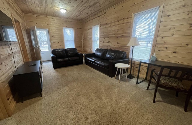 The Cabin in Town | Sleeps 4| Pet Friendly