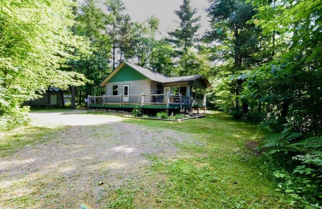 "LA CABINE" LE CIEL DANS LES BOIS DU NORD AVEC ACCÈS AU LAC