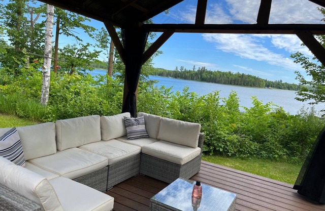 Belle Log Cabin Avec Sandy Beach. Lake est connu pour sa grande pêche!