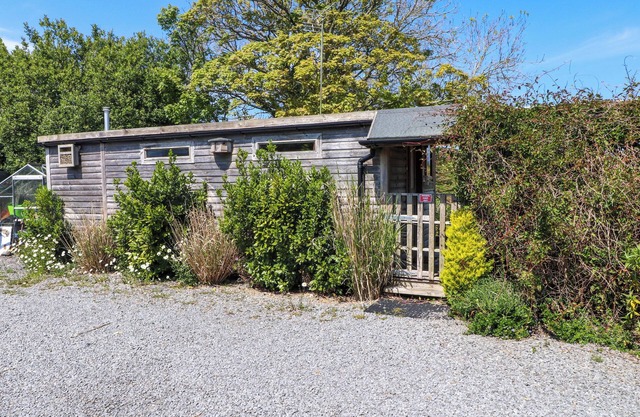 THE CABIN, pet friendly, with hot tub in Amlwch