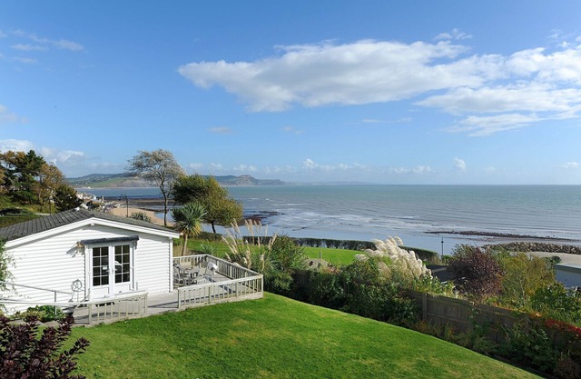 THE CABIN, romantic, country holiday cottage in Lyme Regis