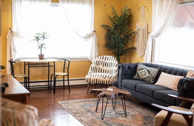 The Campus Cottage-Charming Bohemian located 1/2 block from ASU! STR#2983