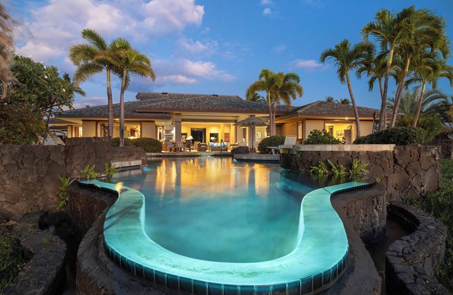 Maison privée de 5 chambres avec Ohana, piscine, à quelques pas de la plage!